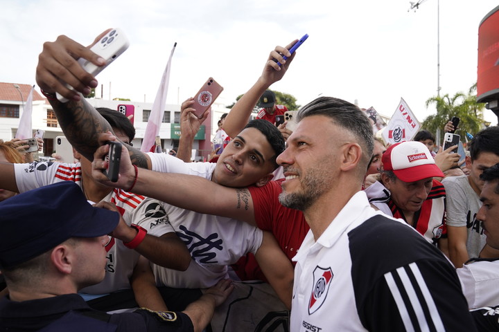 Demichelis y miles de selfies antes de entrar al hotel. Foto: Maxi Failla