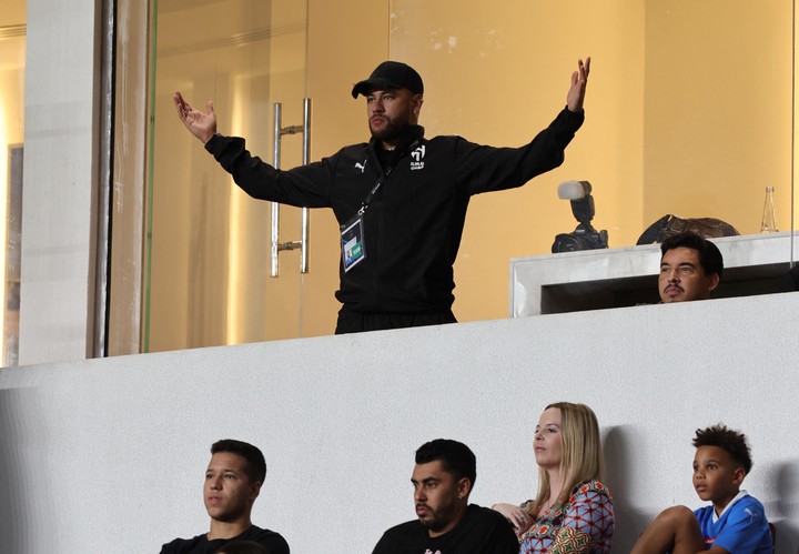 Desde el palco: el brasileño, siguiendo un partido de su equipo.
Foto: REUTERS