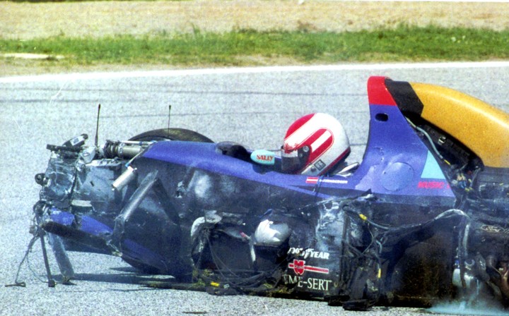 Roland Ratzenberger tras el choque que terminaría con su vida. Foto: AP Photo.