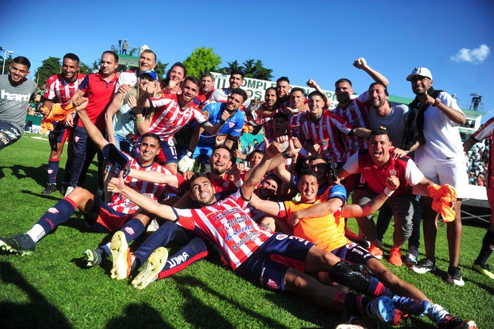 Los jugadores de Talleres de Remedios de Escalada. Foto: Telam.