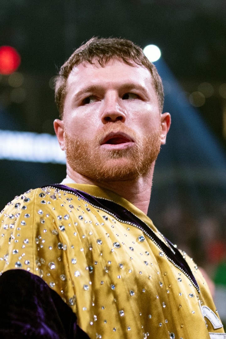 Saul 'Canelo' Alvarez vuelve a subirse a un ring para exponer sus cuatro cinturones. Foto: EFE/EPA/ETIENNE LAURENT.