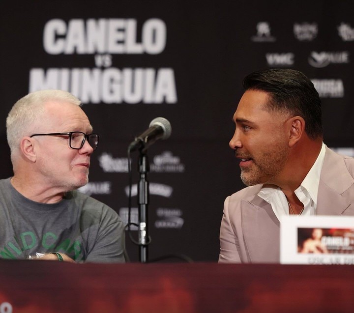 Oscar De la Hoya junto a Freddie Roach, entrenador de Jaime Munguía. Foto: Golden Boy Promotions.