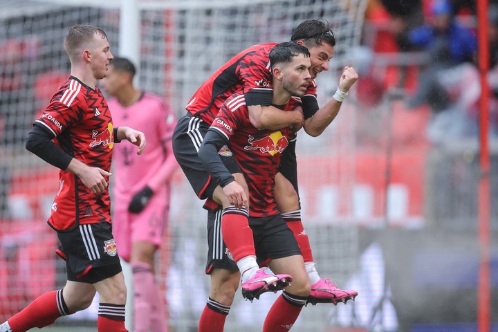 Lewis Morgan lleva en andas a Dante Vanzeir, la sociedad que le da alas a los neoyorquinos de Red Bulls. Foto: Brad Penner-USA TODAY Sports.