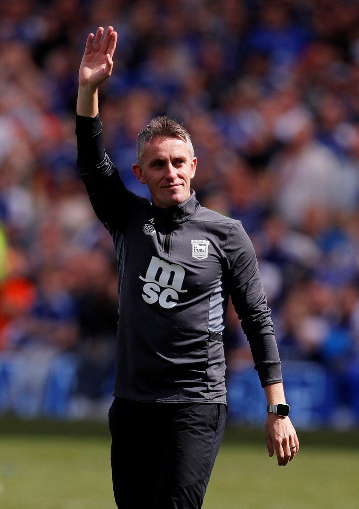 Kieran McKenna, entrenador de Ipswich Town, saluda a los hinchas luego de que su equipo consiguiera el ascenso a la Premier League. Foto: Andrew Couldridge / Reuters.