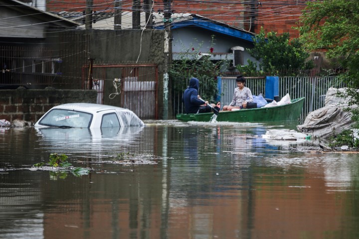 Los alrededores de la cancha del Gremio también se vieron afectados por las lluvias. Foto EFE.