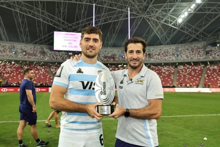 Álvarez Fourcade y Gómez Cora, capitán y entrenador de Los Pumas 7's, con el trofeo por el N° 1 de la fase regular. Foto @lospumas7arg