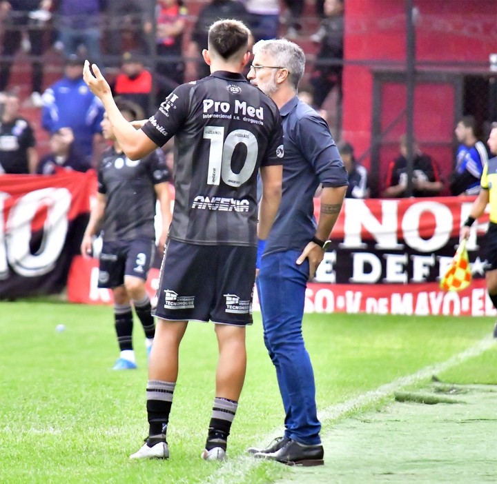 Adrián Fernández junto al DT Alfredo Grelak. Foto: Prensa San Telmo.