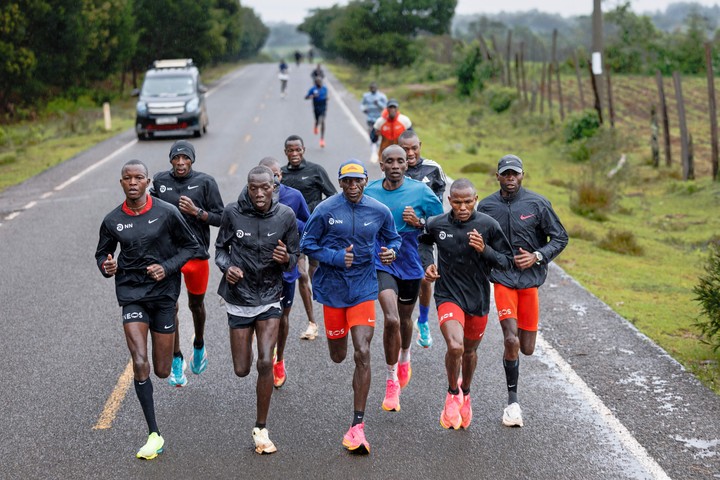 Eliud Kipchoge, en el centro, con gorra, en pleno entrenamiento en Kaptagat.
Foto AFP