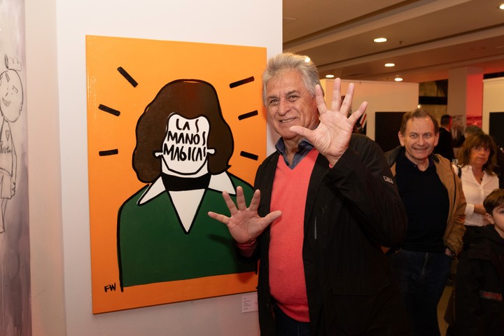 El Pato Fillol con una obra que lo homenajea.