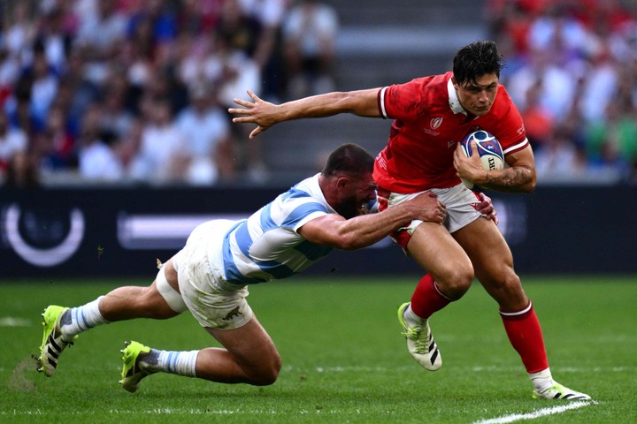 El tackle de Marcos Kremer a Louis Rees-Zammit en el reciente Mundial de Francia. Foto CHRISTOPHE SIMON / AFP