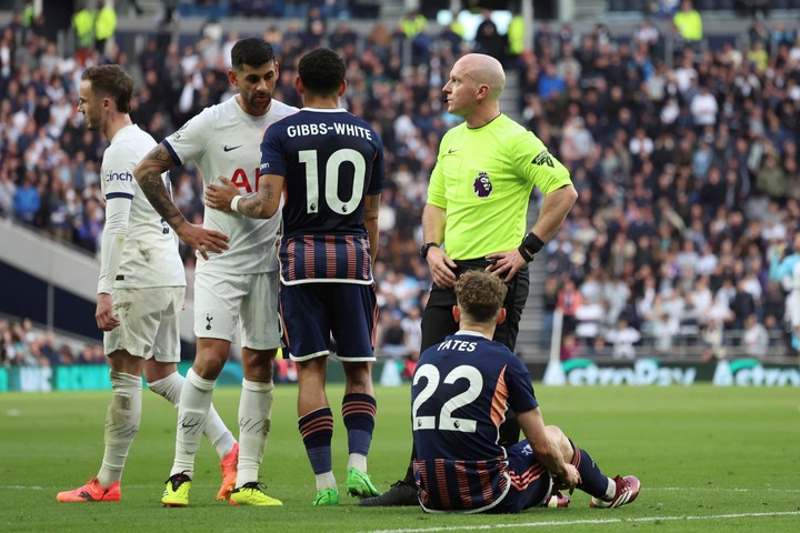 El árbitro Adrian Holmes espera la resolución del VAR. Foto: AP Photo/Ian Walton.