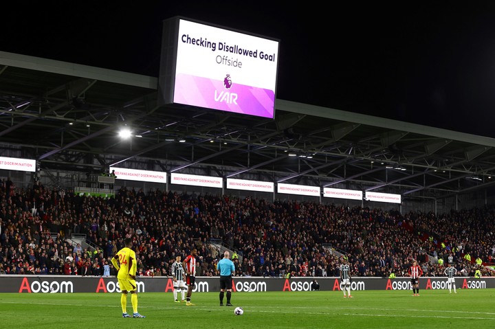 El VAR mejoró la justicia de la Premier según los máximos directivos de la Liga. Foto: Reuters/Matthew Childs.