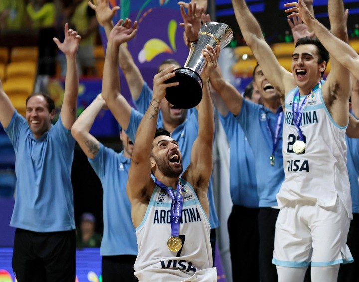 Facundo Campazzo con el título de FIBA AmeriCup 2022. Foto: REUTERS/Ueslei Marcelino