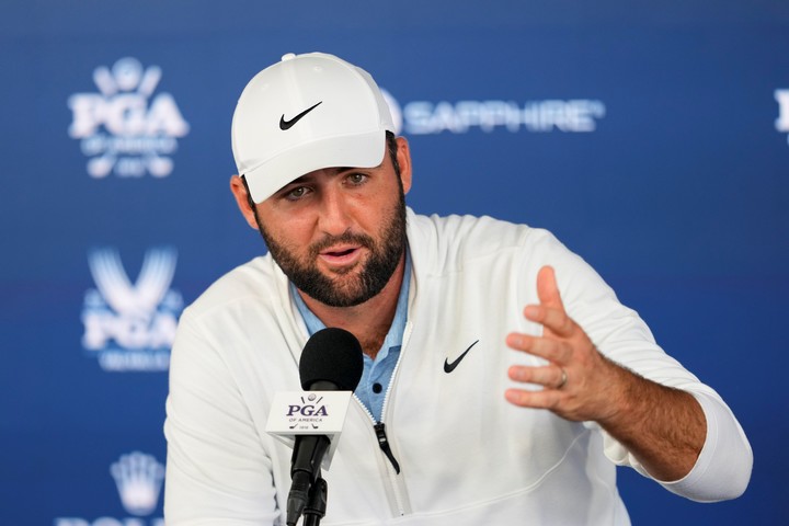 Scottie Scheffler habló en conferencia de prensa para finalizar un día turbulento. Foto: AP / Matt York)