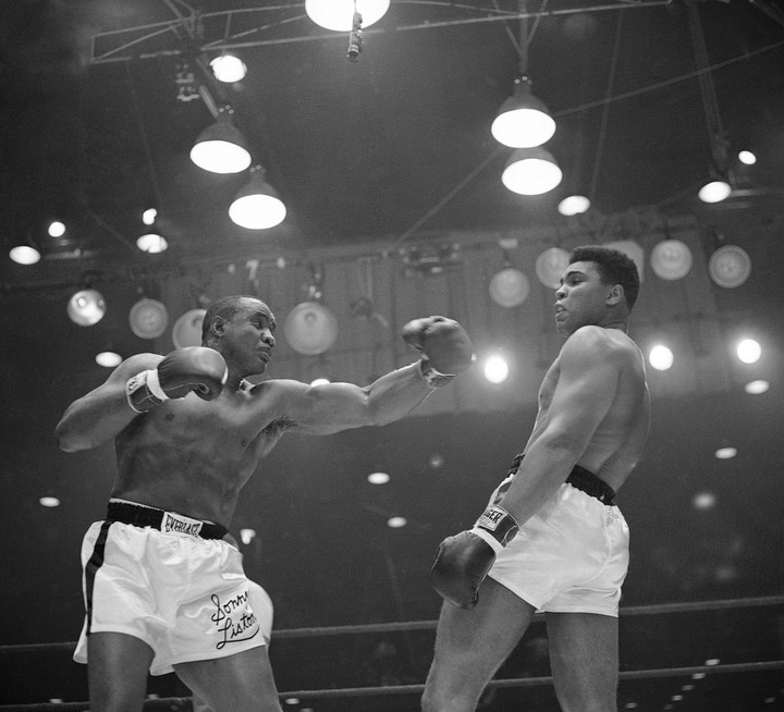 Sonny Liston y Muhammad Ali, los dos primeros campeones pesados reconocidos simultáneamente por la AMB y el CMB. Foto: AP.