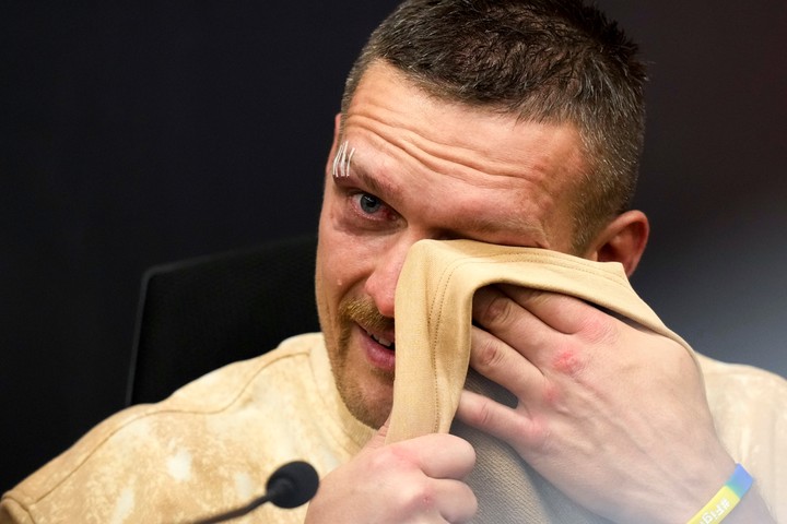 Oleksandr Usyk y rompe en llanto al hablar de us padre. Foto: AP