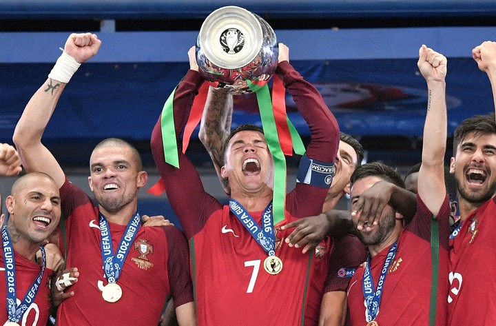 Cristiano Ronaldo campeón de la Euro en 2016, ganándole la final a Francia en París. Foto: AP Photo/Martin Meissner, archivo.