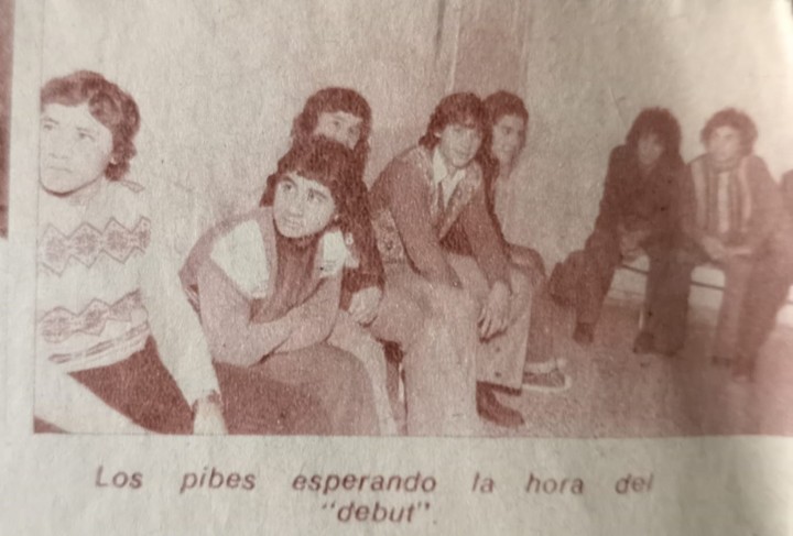 Los pibes de Racing en el vestuario esperando las camisetas para el debut ante Central el 14 de agosto de 1975.