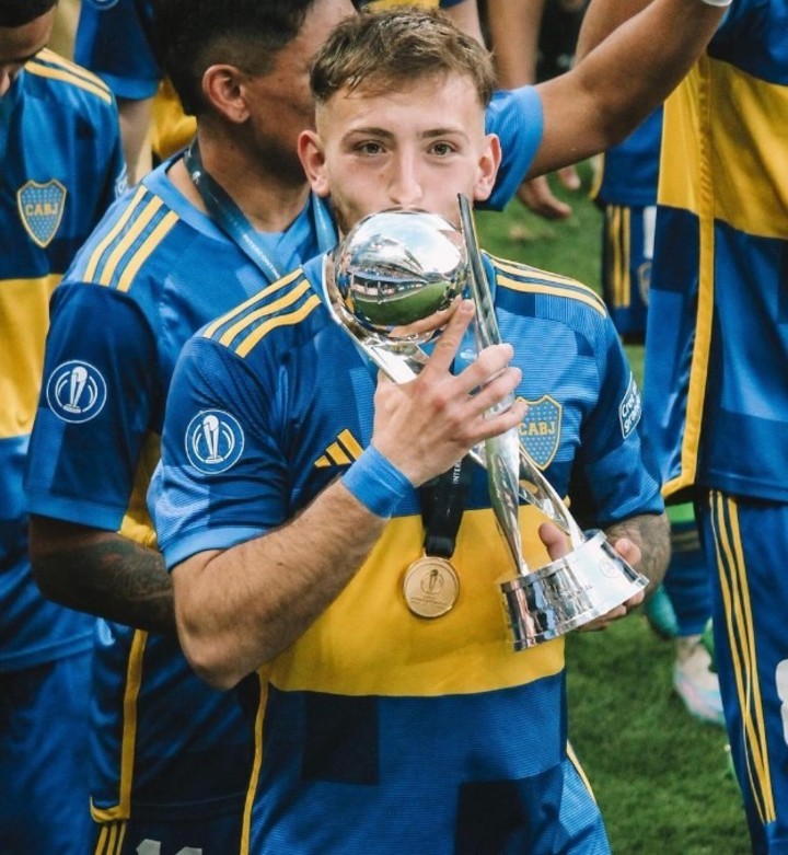 Nacho Rodríguez con la Copa Intercontinental Sub-20. Foto: @nachoorodriguez9 en Instagram