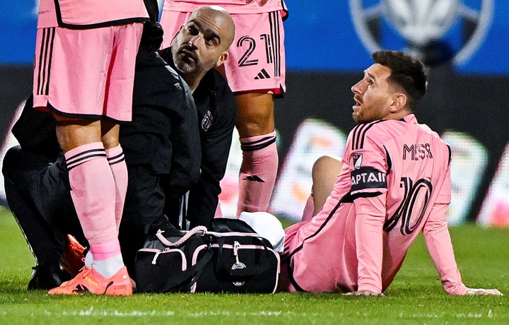 Lionel Messi jugó en Montreal y sufrió un patadón que casi lo saca de la cancha. Foto: Graham Hughes/The Canadian Press via AP.