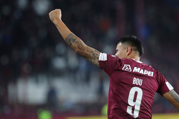 Walter Bou llevó con su oportunismo a Lanús a los octavos de final. Foto: AFP