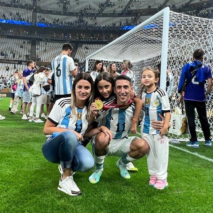 Ángel Di María junto a Jorgelina Cardozo y sus dos hijas, tras la final de Qatar 22.