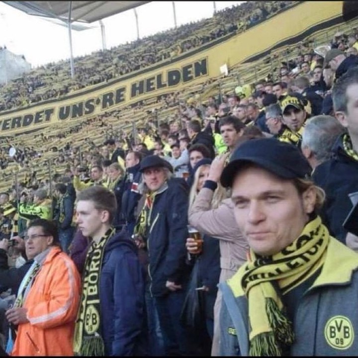 Edin Terzic en una de las tribunas del Estadio Olímpico de Berlín durante la final de la Copa de Alemania entre Borussia Dortmund y Bayern Múnich en mayo de 2012.