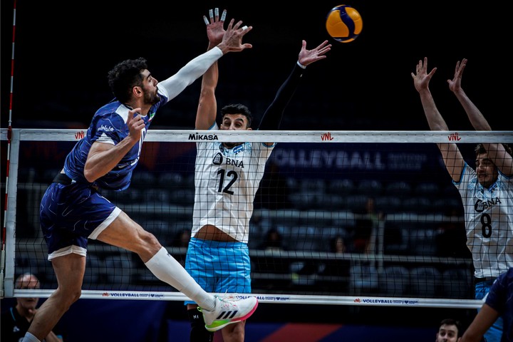 Lima, en el bloque, fue el máximo anotador argentino del partido. Foto Nations League