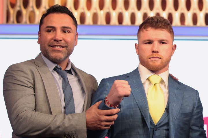 Oscar de la Hoya y Saúl "El Canelo" Álvarez, hace unos años, en tiempos de paz. Foto: EFE/ Sáshenka Gutiérrez.