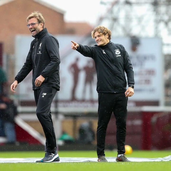 Edin Terzic junto a Jürgen Klopp.