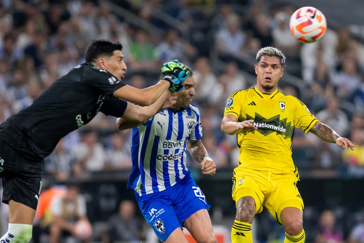 Esteban Andrada terminó atajando un penal cuando el partido ya estaba liquidado. Foto: EFE/ Miguel Sierra.