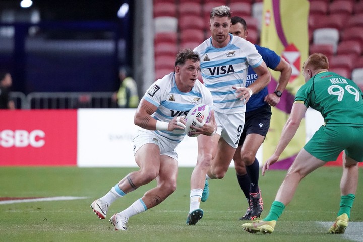 González, con la pelota, en el duelo ante Irlanda por los cuartos de final de Singapur. Foto @lospumas7arg