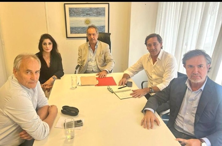 Daniel Scioli, a la cabeza de la mesa que intenta avanzar con la posibilidad de que los clubes del fútbol argentino reciban capitales externos.