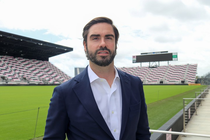 El director general del club Inter Miami, Xavier Asensi, posa en el estadio del equipo. 