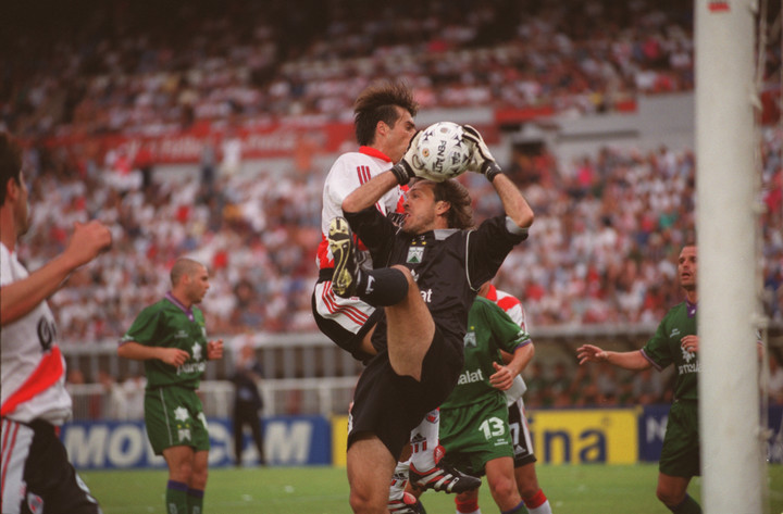 Cancelarich, con el buzo de Ferro, en un partido en el Monumental. (Archivo Clarín)