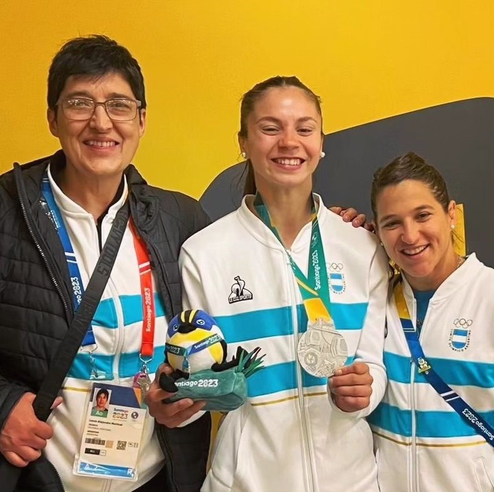 Paula Pareto con Laura Martinel, su entrenadora de toda la vida, y Brisa Gómez, medallista de los Juegos Panamericanos de Santiago 2023. Foto Instagram @paupareto.