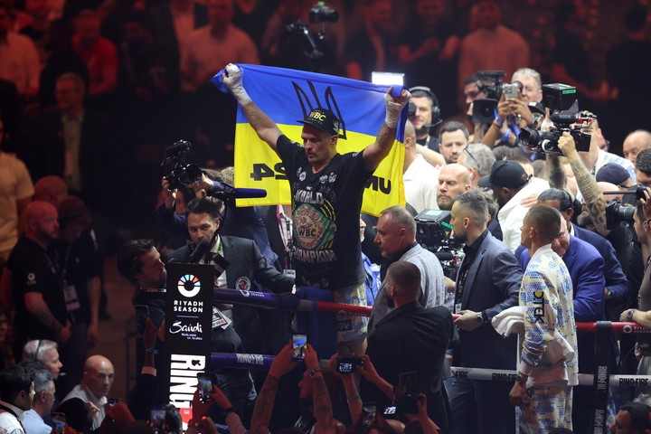 Oleksandr Usyk, con la bandera de Ucrania tras vencer a Tyson Fury.
Foto EFE