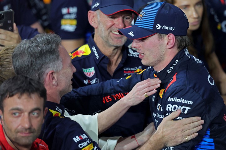 Christian Horner, Max Verstappen y Adrian Newey detrás de ellos, en una foto que puede no volver a repetirse. Foto: Giuseppe CACACE / AFP.