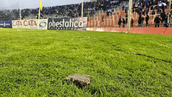 Incidentes y suspension del partido entre Godoy Cruz y San Lorenzo por los proyectiles que cayeron al campo de juego. Foto: Nicolás Ríos