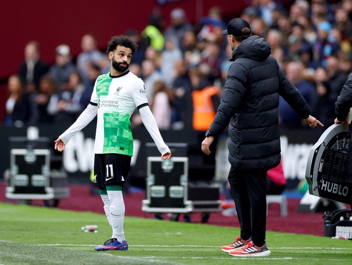 Salah y Klopp, en plena discusión. Foto: Reuters/John Sibley 