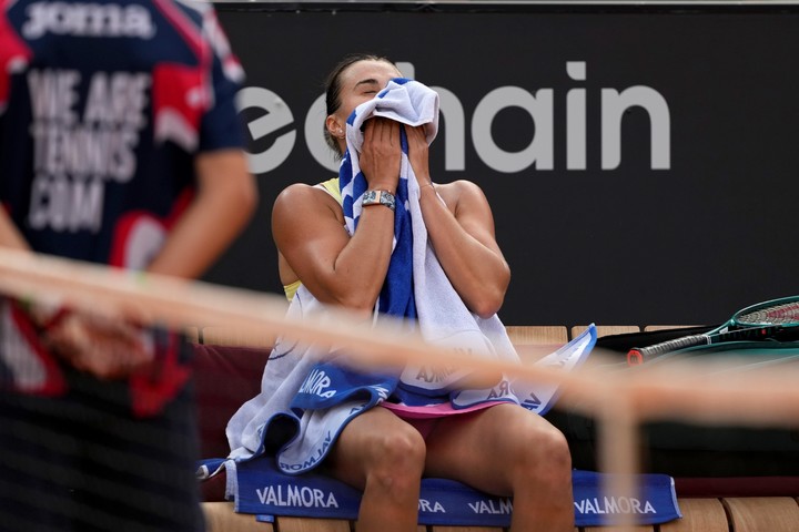 Sabalenka fue pura frustración ante una iluminada Swiatek. Foto: AP/Alessandra Tarantino