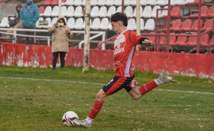 Mariano Riegel hizo un golazo de otro partido. Foto: Brok