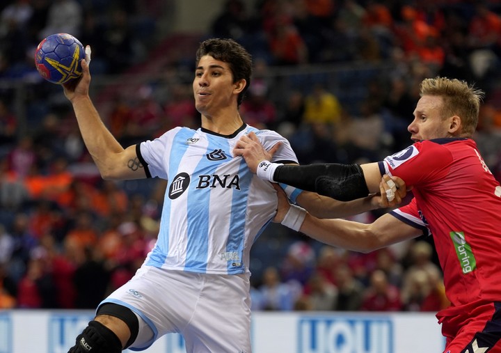 Norway's Magnus Gullerud, right, tries to block a shot of Argentina's Diego Esteban Simonet during the group F, Handball World Championship match between Norway and Argentina in Krakow, Poland, Sunday, Jan. 15, 2023. (AP Photo/Piotr Hawalej)