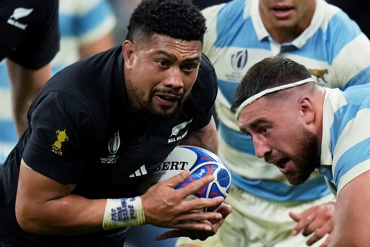 El neozelandés Ardie Savea frente al argentino Eduardo Bello durante el último Mundial. Foto AP Photo/Christophe Ena