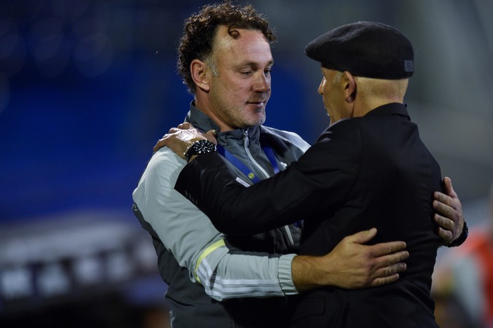 Milito y Russo, dos viejos conocidos del fútbol argentino que se reencontraron. Foto: AP/Gustavo Garello.