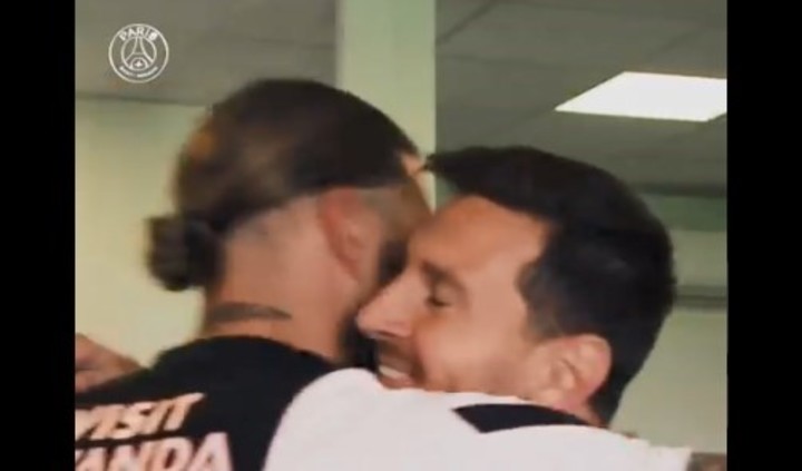 El abrazo de Lionel Messi con Sergio Ramos en el primer día juntos en PSG. Foto: PSG