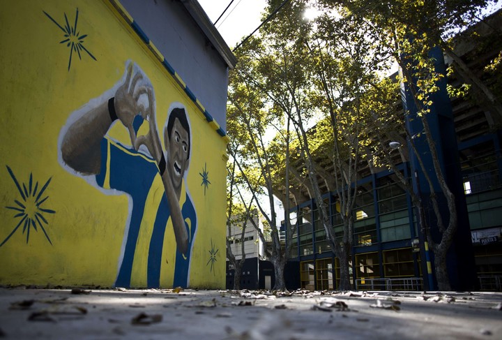 La figura de Di María y el Gigante de Arroyito de fondo. (AFP)