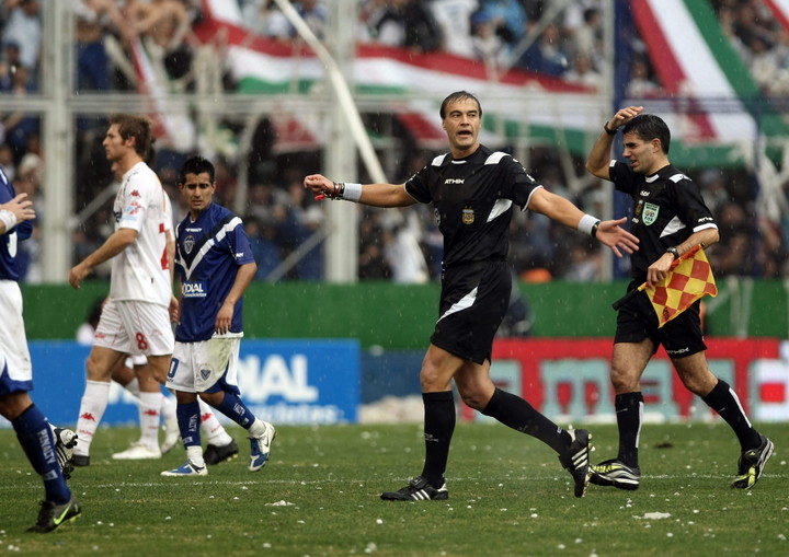 Gabriel Brazenas tuvo que suspender el partido entre Vélez y Huracán el 5 de julio de 2009 casi una hora el partido por una tormenta que incluyó caída de granizo. Foto: EFE/Cézaro