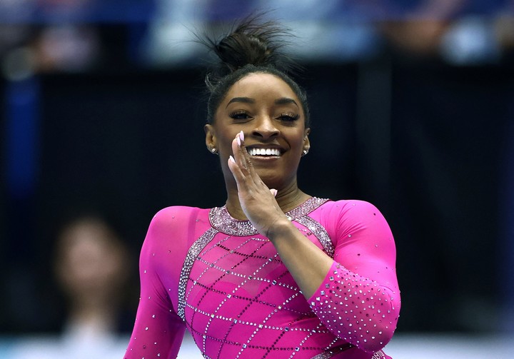 La sonrisa de Biles en el arranque de la temporada actual en Connecticut. Foto AFP