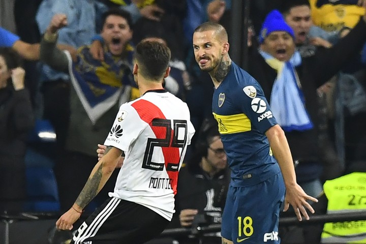 Dario Benedetto y la foto que pasó a la historia de la final de la Libertadores 2018. Foto: AFP